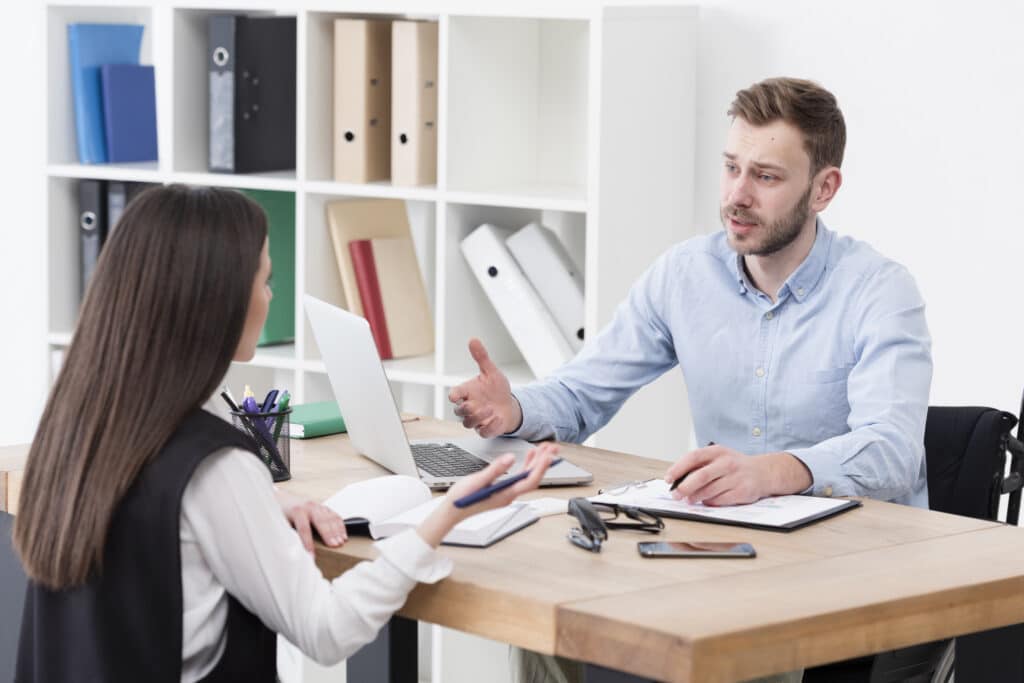 Collègues qui discutent au travail