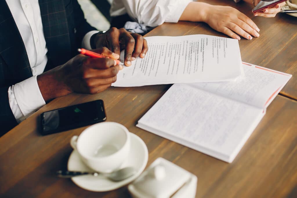 Partenaires d'affaire assis dans un café